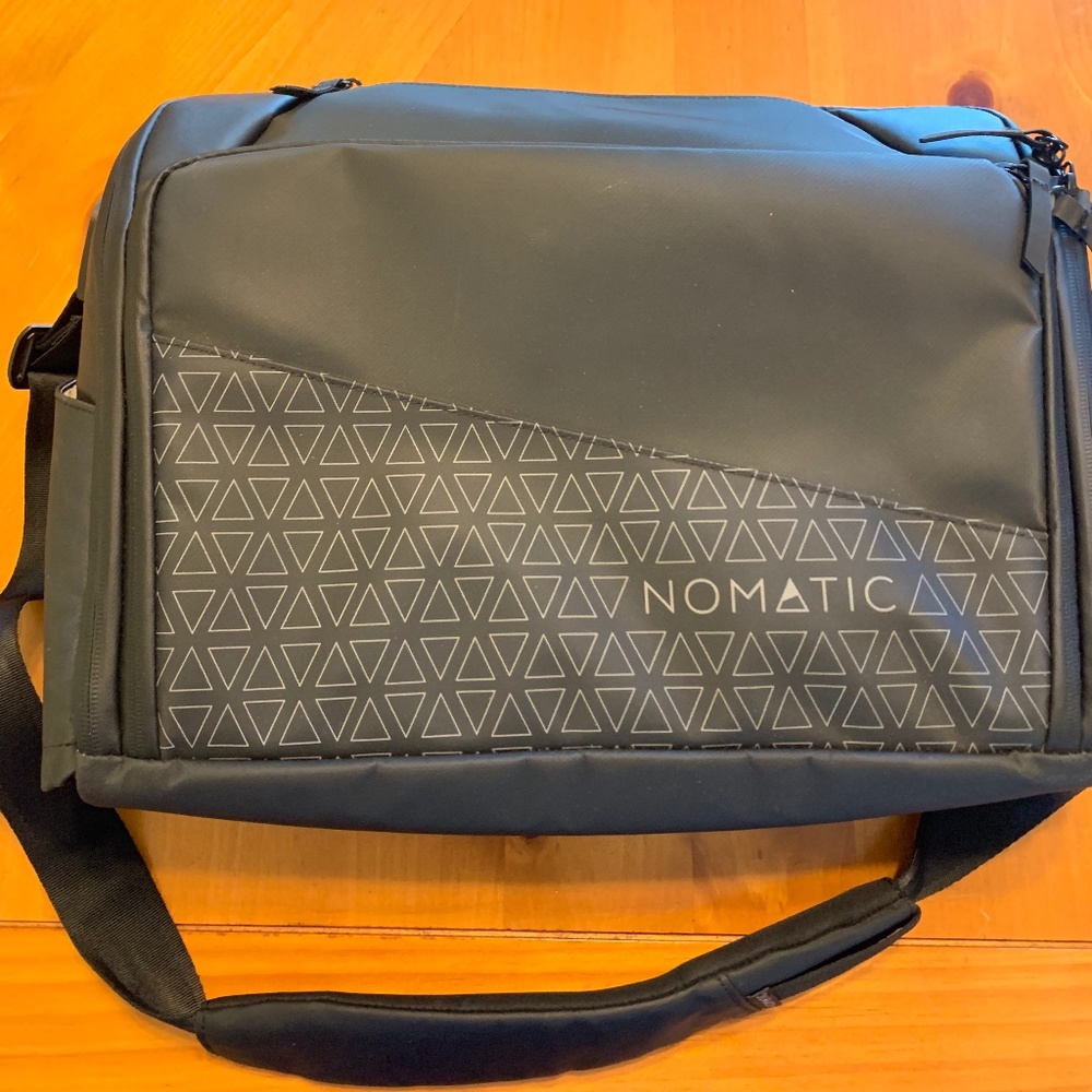 Nomatic Messenger Bag